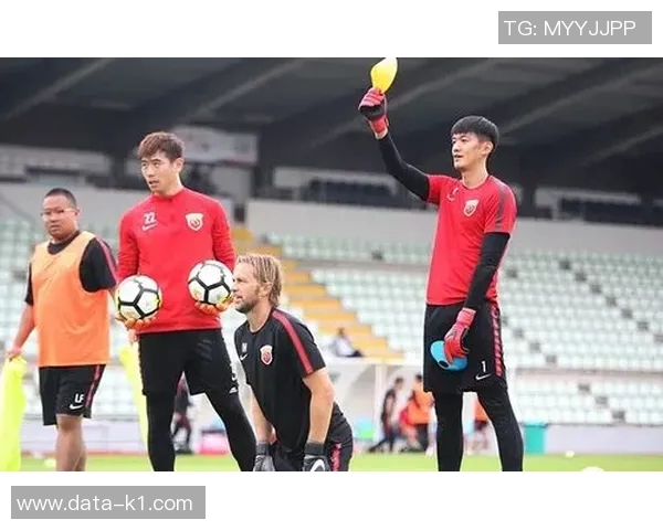 上海上港足球队奋战新赛季展现实力与团队精神争夺冠军荣耀